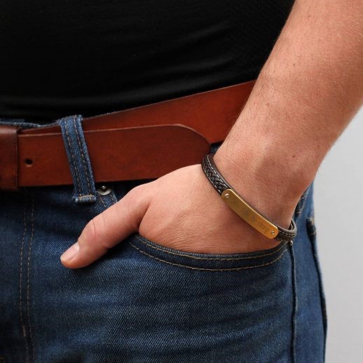 خرید دستبند چرم با پلاک طلا از فروشگاه تاج گلد: یک راهنمای جامع | مراقبت و نگهداری از دستبند چرم و طلا 